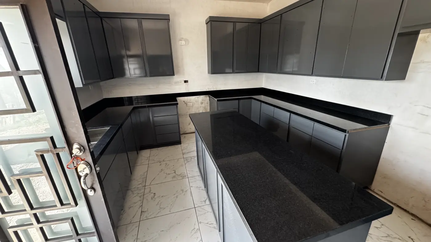 Cocina en U con isla y cubiertas de granito Negro San Gabriel